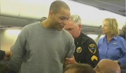 Tiếp viên hoảng hồn vì 'khách điên' đòi nhảy khỏi máy bay